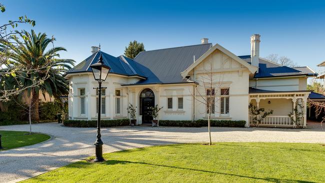 The Medindie mansion which is at the centre of a Supreme Court stoush between real estate agent Sally Cameron and Chinese businesswoman Sally Zou.