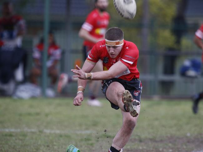 Bryson Demanuele kicks off for St Clair. Picture Warren Gannon Photography