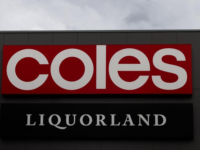 Coles shopper spots change to self-serve checkout. Asanka Ratnayake/Getty Images)