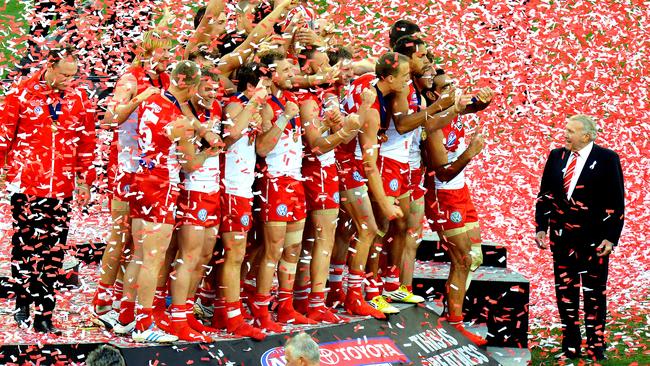 Bob Skilton presented the premiership cup after the 2012 Grand Final.