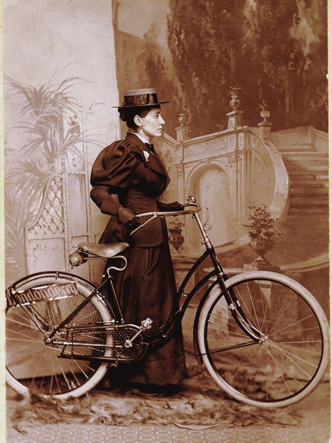 Annie Londonderry had no cycling experience when she took off on her round-the-world quest.