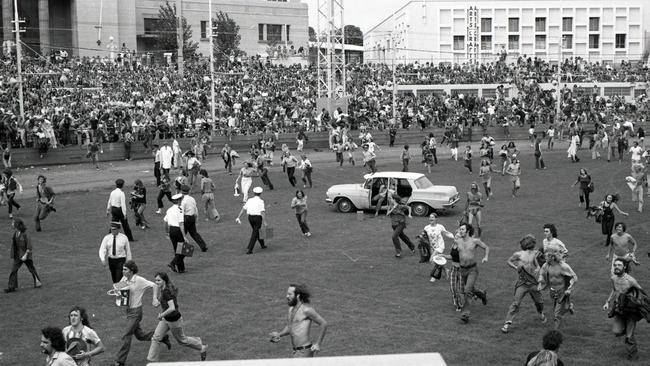 Crowds jump the fence at the band’s 1972 Sydney concert.