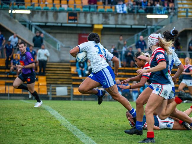 Noaria Kapua breaks through the line on her way to score. Picture: Thomas Lisson