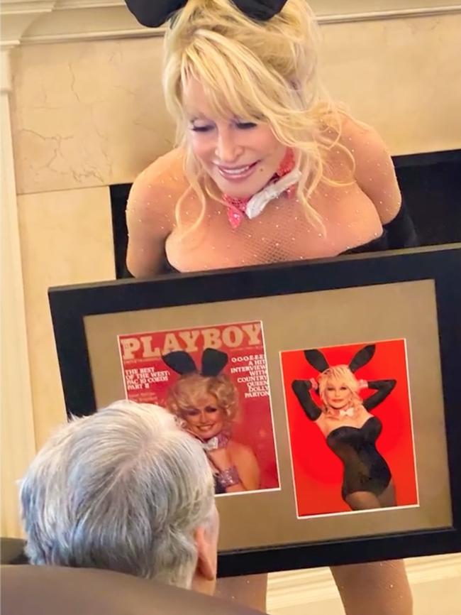 Dolly Parton presents her husband a birthday gift.