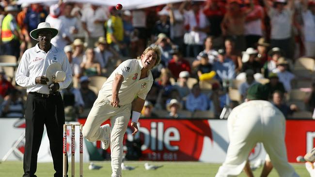Warne bowls to England's Andrew Strauss on four of the second Ashes Test in Adelaide. Photo by Greg WOOD / AFP.