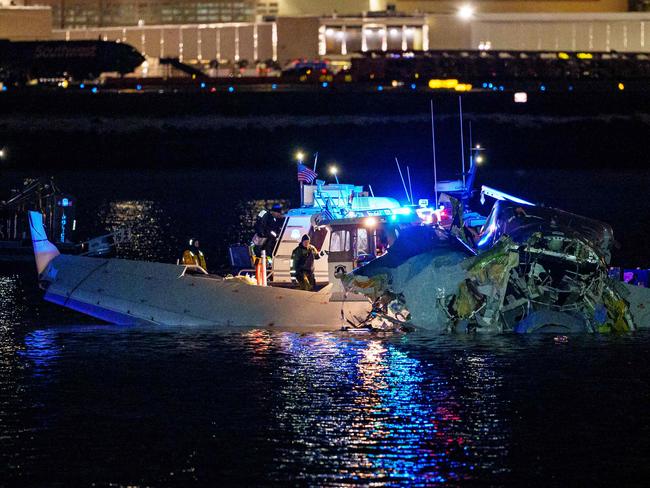 ARLINGTON, VIRGINIA - JANUARY 30: (EDITORS NOTE: Image contains graphic content) Emergency response units assess airplane wreckage in the Potomac River near Ronald Reagan Washington Airport on January 30, 2025 in Arlington, Virginia. An American Airlines flight from Wichita, Kansas collided with a helicopter while approaching Ronald Reagan National Airport.   Andrew Harnik/Getty Images/AFP (Photo by Andrew Harnik / GETTY IMAGES NORTH AMERICA / Getty Images via AFP)