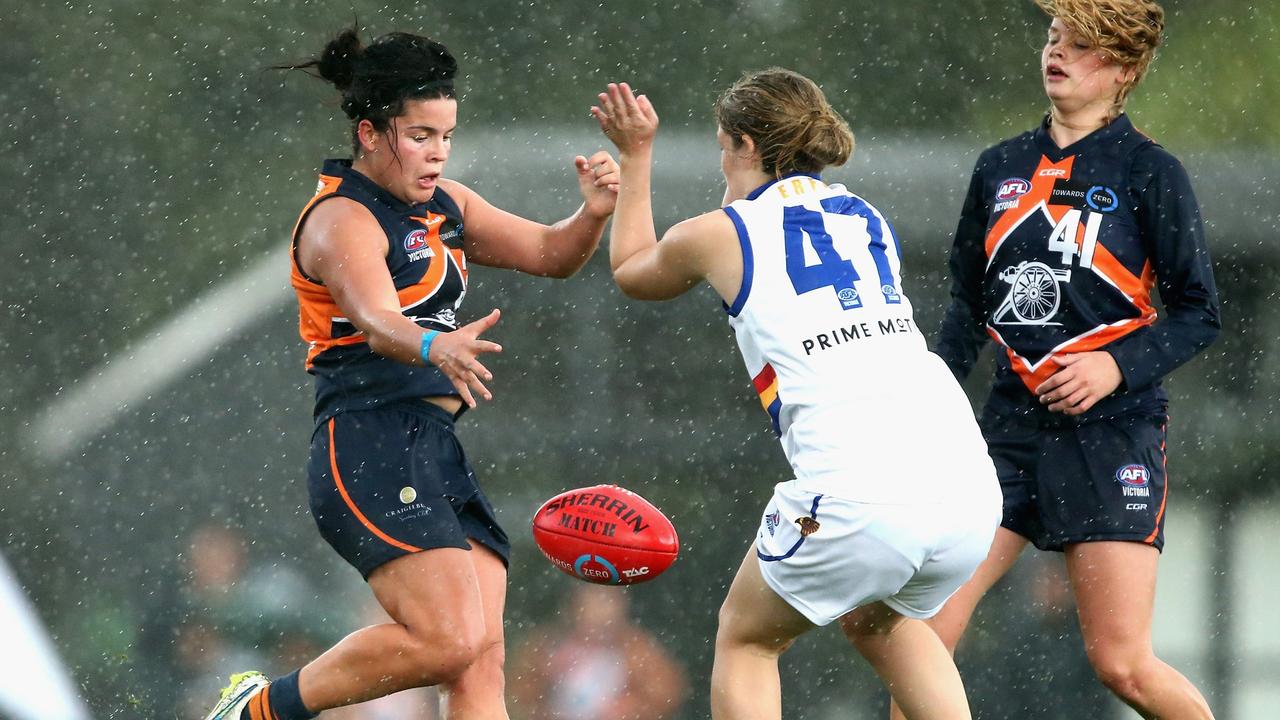 Calder Cannons Madison Prespakis gets a kick away against Eastern Ranges. Photo: Robert Prezioso/AFL Media.