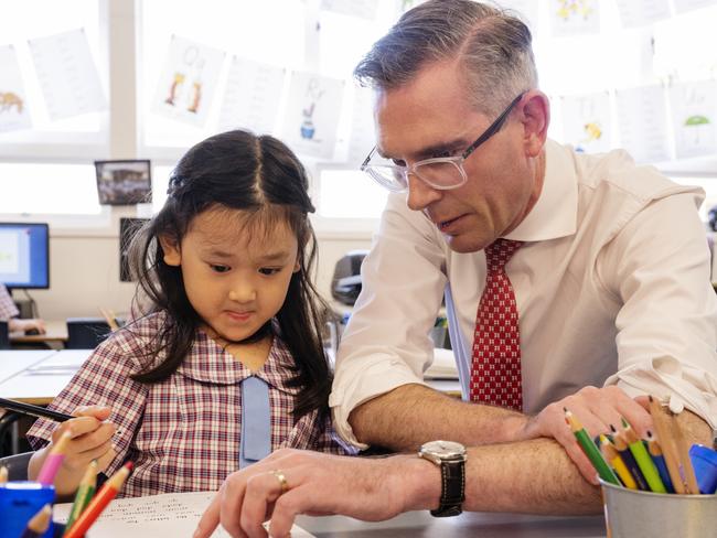 SYDNEY, AUSTRALIA. MARCH 7, 2023 NSW Premier Dominic Perrottet with wife Helen Perrottet (purple dress) and Minister for Education Sarah Mitchell visit a Kindergarten Class at Picnic Point Public School.  The NSW government make an early childhood announcement. Picnic Point. PICTURE: POOL /Louise Kennerley/ SMH via NCA NewsWire