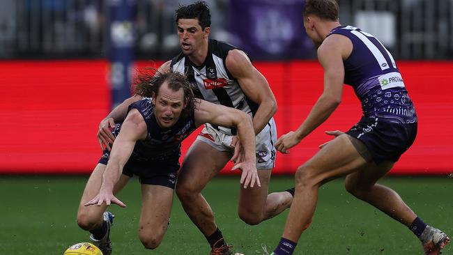 Scott Pendlebury puts David Mundy under the pump. Picture: Paul Kane/Getty Images