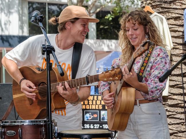 23/01/2024: Tyson Richardson and Laura Kirkup of Sunday Lemonade, an indie pop/folk duo from the Mornington Peninsula, busking on Peel Street as part of the Tamworth Country Music Festival. Picture: Antony Hands