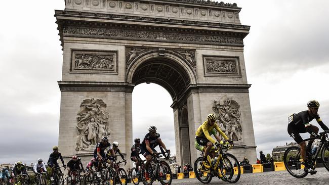 Riders racing past the Arc de Triomphe in Paris at the end of the 2015 race.