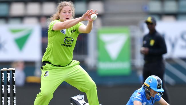 Hannah Darlington fielding against the Adelaide Strikers.