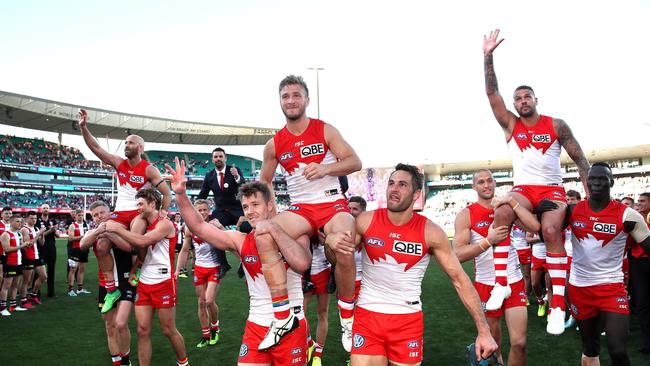 Retiring Sydney Swans players Jarrad McVeigh, Heath Grundy, Nick Smith, Kieren Jack and 300n game player Lance Franklin are chaired from the ground at the SCG. Picture: Phil Hilyard