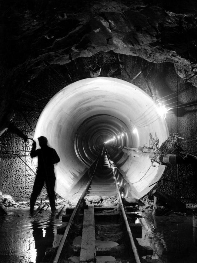 A worker in tunnel between Cooma and Tumut in 1954.