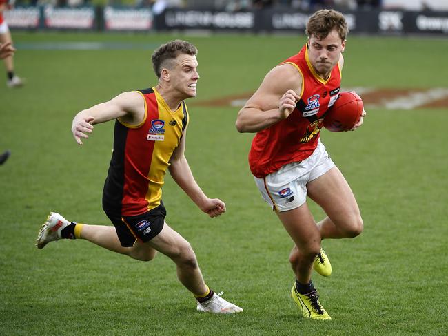 Dingley’s Kai Stretton is chased by Cheltenham’s Jack Lonie. Picture: Andrew Batsch