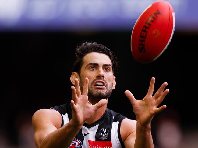 MELBOURNE, AUSTRALIA - JUNE 26: Brodie Grundy of the Magpies marks the ball during the 2021 AFL Round 15 match between the Collingwood Magpies and the Fremantle Dockers at Marvel Stadium on June 26, 2021 in Melbourne, Australia. (Photo by Michael Willson/AFL Photos via Getty Images)