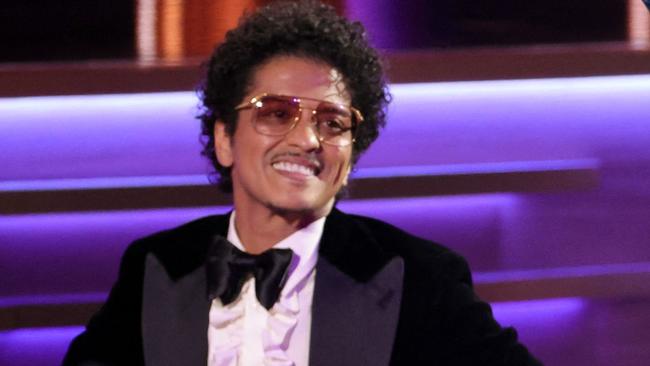 TOPSHOT - LAS VEGAS, NEVADA - APRIL 03: (L-R) Bruno Mars and Anderson .Paak accept the award for Record of the Year for "Leave the Door Open" onstage during the 64th Annual GRAMMY Awards at MGM Grand Garden Arena on April 03, 2022 in Las Vegas, Nevada.   Matt Winkelmeyer/Getty Images/AFP (Photo by Matt Winkelmeyer / GETTY IMAGES NORTH AMERICA / Getty Images via AFP)