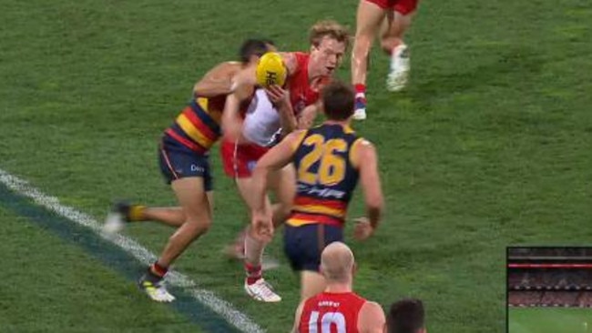 Eddie Betts thought he could tackle Callum Mills.