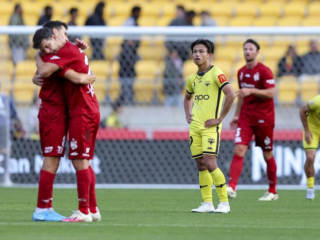 Hideki Ishige of the Phoenix look on in disappointment. Photo: Hagen Hopkins/Getty Images.