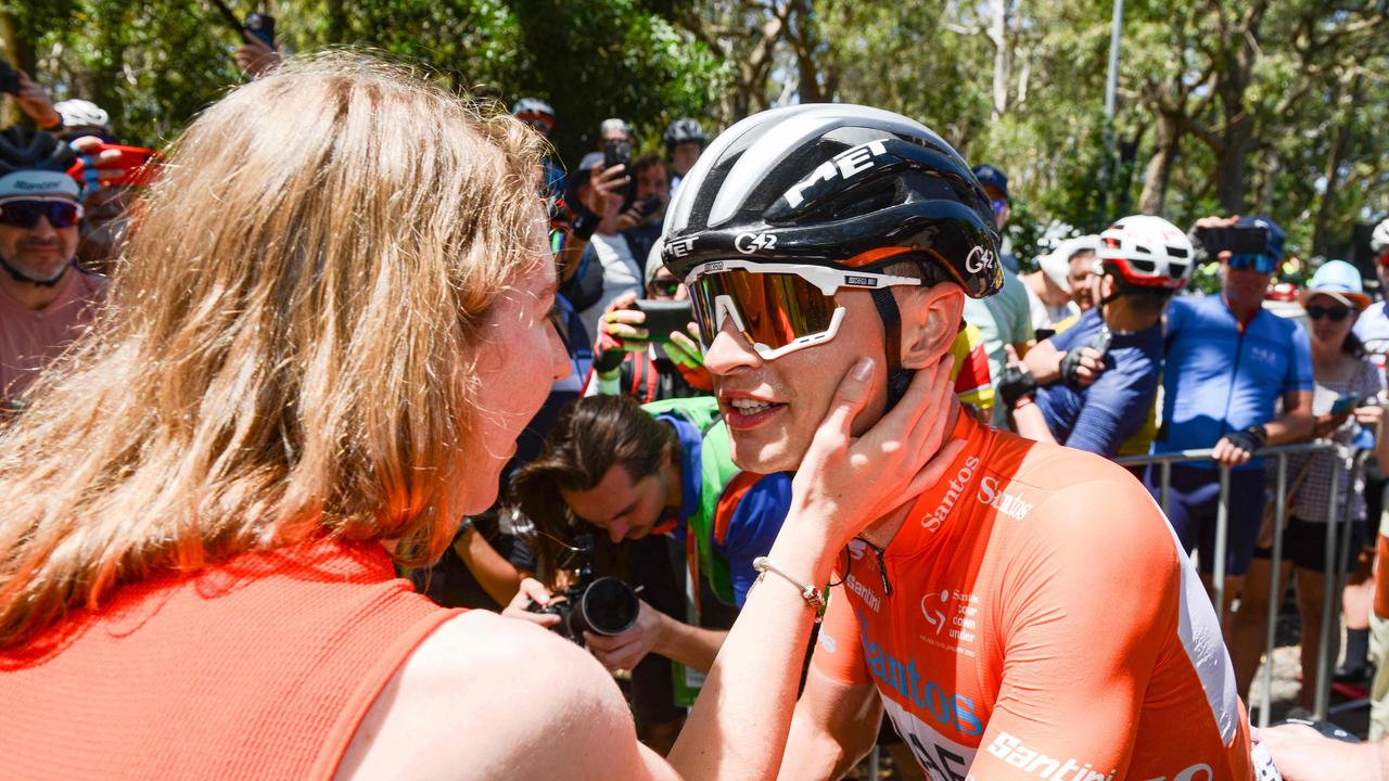 Australian rider Jay Vine celebrates with his wife Bre. Photo by Brenton EDWARDS / AFP