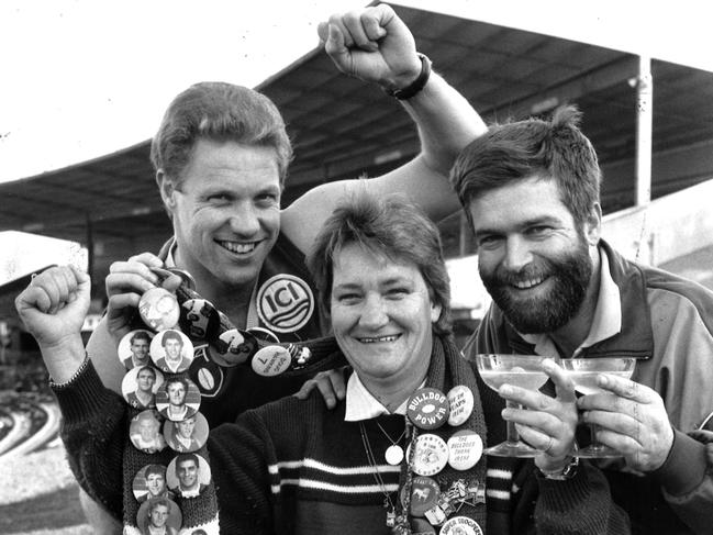 Rick Kennedy, Irene Chatfield and Dennis Galimberti celebrate the Bulldogs breaking into the final five momentarily in 1990.