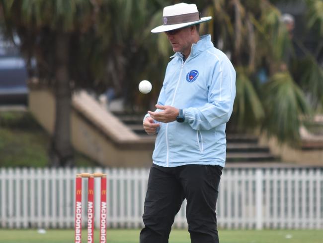 The umpire shows his skills. Picture: Sean Teuma