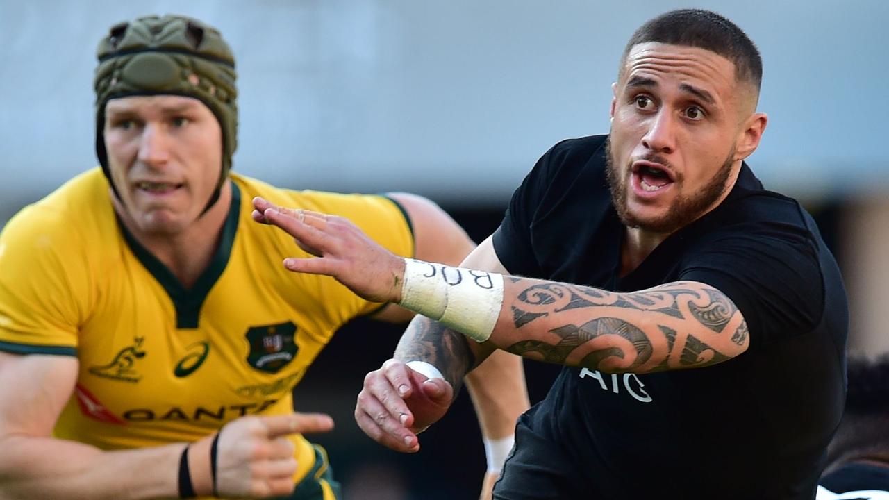New Zealand's scrumhalf TJ Perenara (R) could be set to make a code switch to the NRL. Photo: AFP