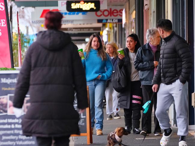 MELBOURNE AUSTRALIA - NewsWire Photos JUNE 23, 2023: Shopping Sales shops People are seen walking past sale signs in Moonee Ponds., Picture: NCA NewsWire / Luis Enrique Ascui