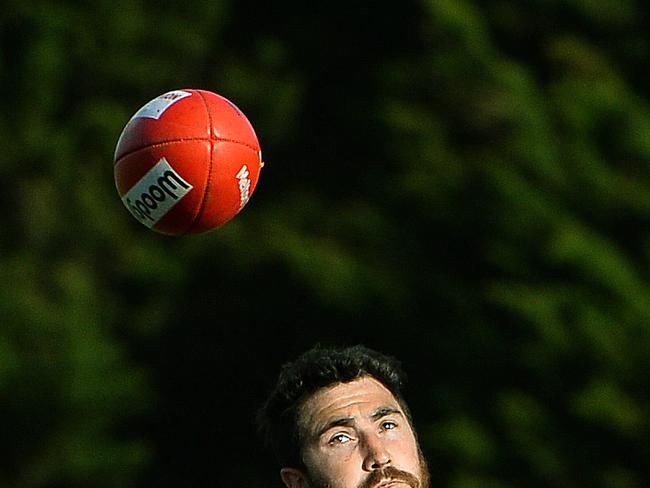 Romsey’s Chris Petroro vies for a mark. Picture: Carmelo Bazzano.