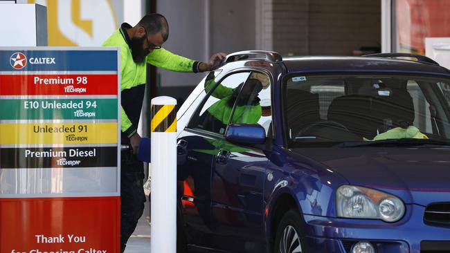 Drivers should compare prices at the bowser. Picture: NCA NewsWire/Tertius Pickard