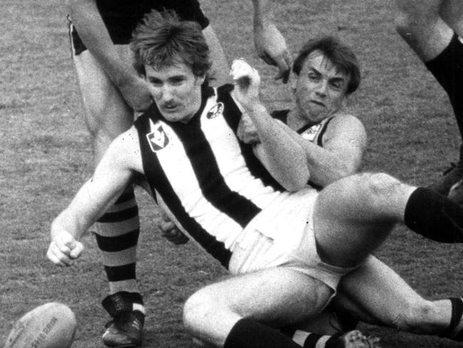 1980. Grand Final. Collingwood v Richmond. Barry Rowlings tackles Craig Stewart.Football. MCG.[Herald 29/9/1980]Neg: 800929/12