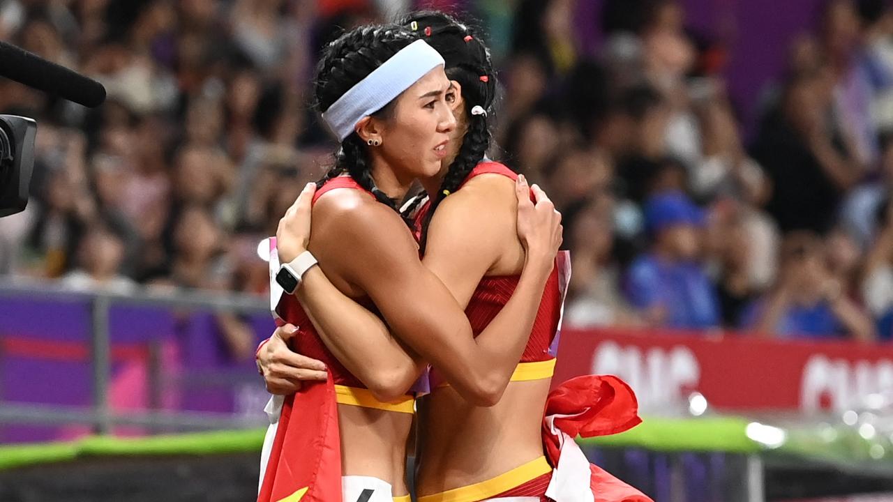亚运原因中国审查两名运动员拥抱林雨薇和吴雅妮的照片