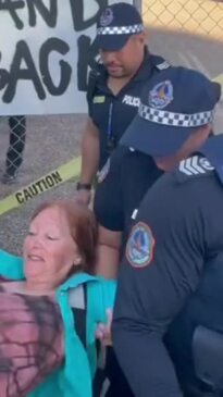 Save lee Point protestors try to block bulldozer access