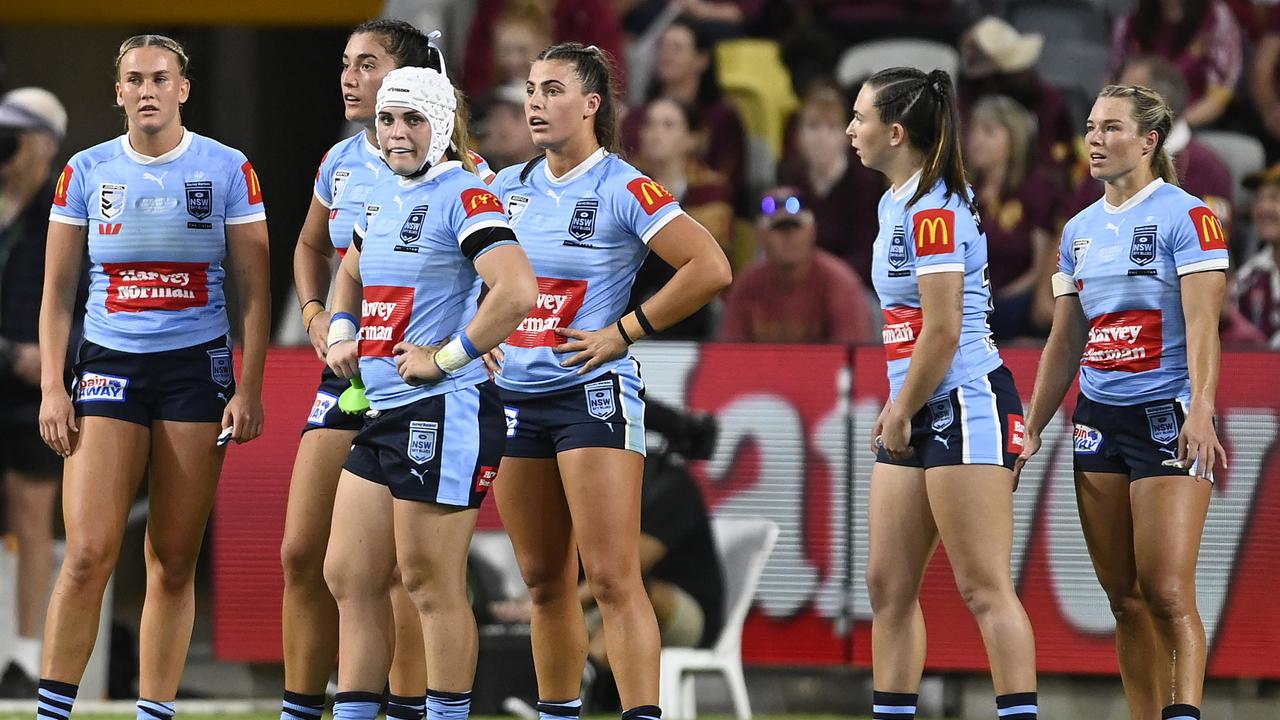 TOWNSVILLE, AUSTRALIA - JUNE 22: The Blue wait for a Maroons conversion during game two of the women's state of origin series between New South Wales Skyblues and Queensland Maroons at Queensland Country Bank Stadium on June 22, 2023 in Townsville, Australia. (Photo by Ian Hitchcock/Getty Images)