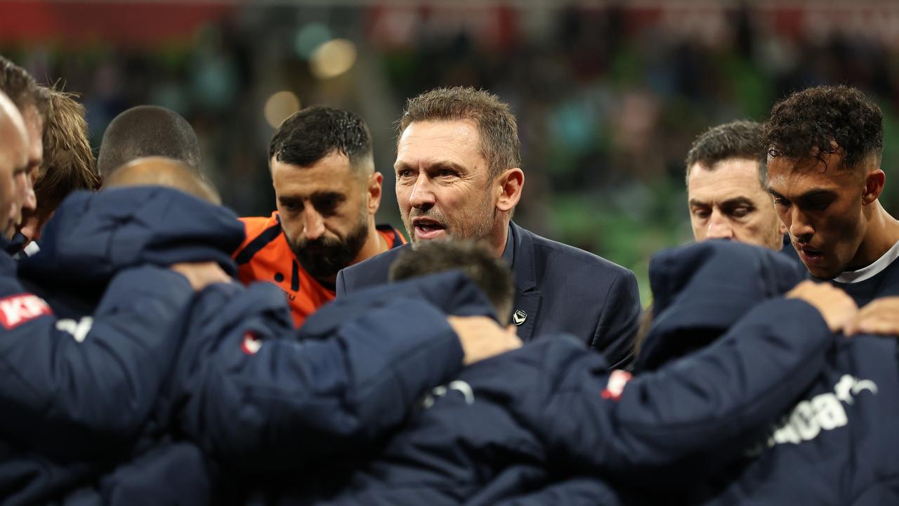 Victory coach Tony Popovic (centre) addresses his team during the A-League elimination final against Melbourne City. Picture: Robert Cianflone/Getty Images