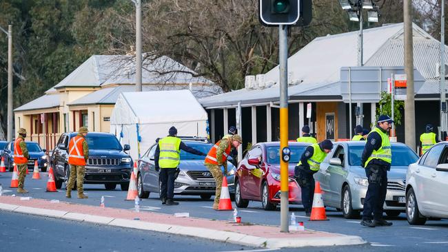 Police and army checking people travelling from Victoria into NSW on Thursday. Picture: Simon Dallinger