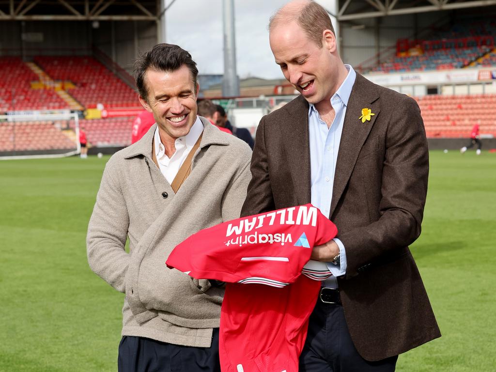 Rob McElhenney presents Prince William with a Wrexham AFC shirt. Picture: Getty Images