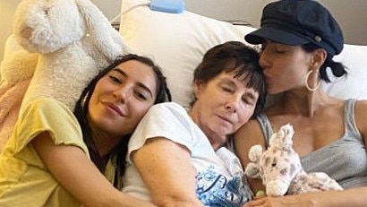 Jessica and Lisa Origliasso with their mother, Colleen. Picture: instagram/ @jessicaveronica