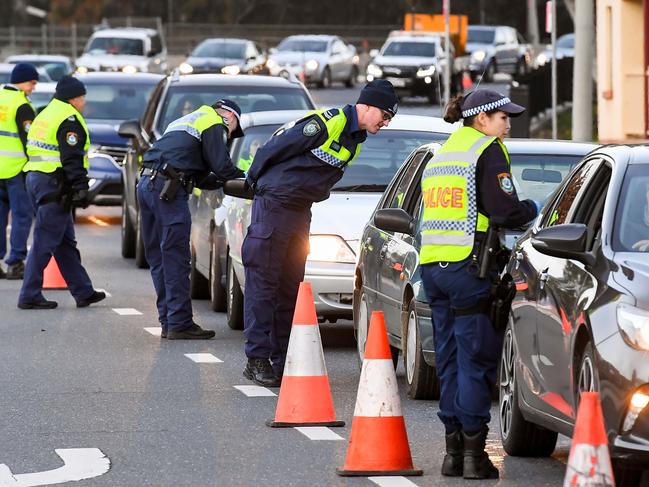 Police check cars crossing the state border from Victoria into NSW. Picture: William West/AFP