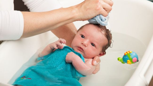 Try soaking the bub in the bathtub with some breastmilk on a face washer. Image: iStock 