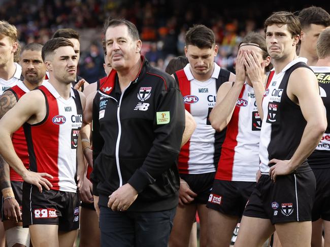 MELBOURNE, AUSTRALIA - SEPTEMBER 09: Ross Lyon, Senior Coach of the Saints gives his final instruction to his player before  the Second Elimination Final AFL match between St Kilda Saints and Greater Western Sydney Giants at Melbourne Cricket Ground, on September 09, 2023, in Melbourne, Australia. (Photo by Darrian Traynor/AFL Photos/via Getty Images)
