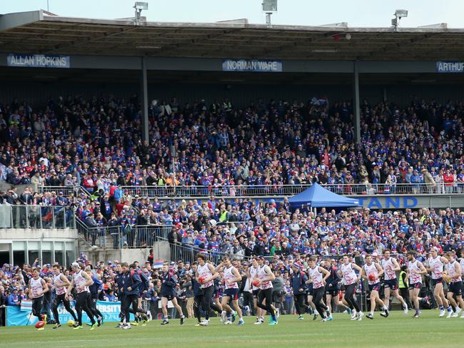 The huge crowd that greeted the Western Bulldogs at their final training session last year. Picture: Michael Klein