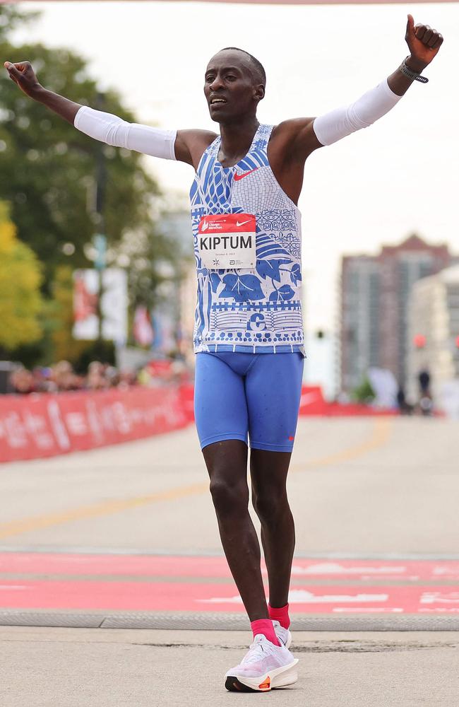 Marathon world record Kelvin Kiptum, Chicago Marathon 2023, nearing