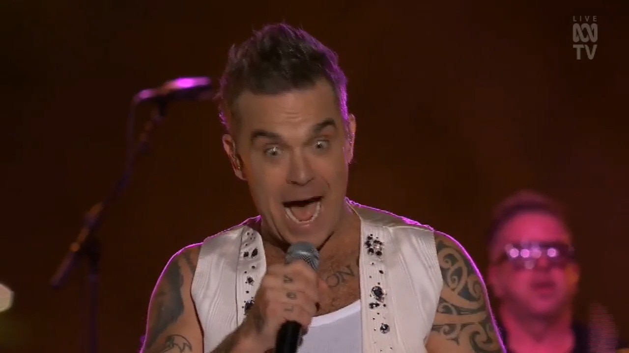 Robbie Williams berates crowds during Sydney’s NYE celebrations The