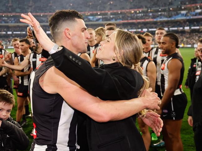 Collingwood legend Scott Pendlebury gives his wife Alex a kiss after his 400th game. Picture: Getty Images