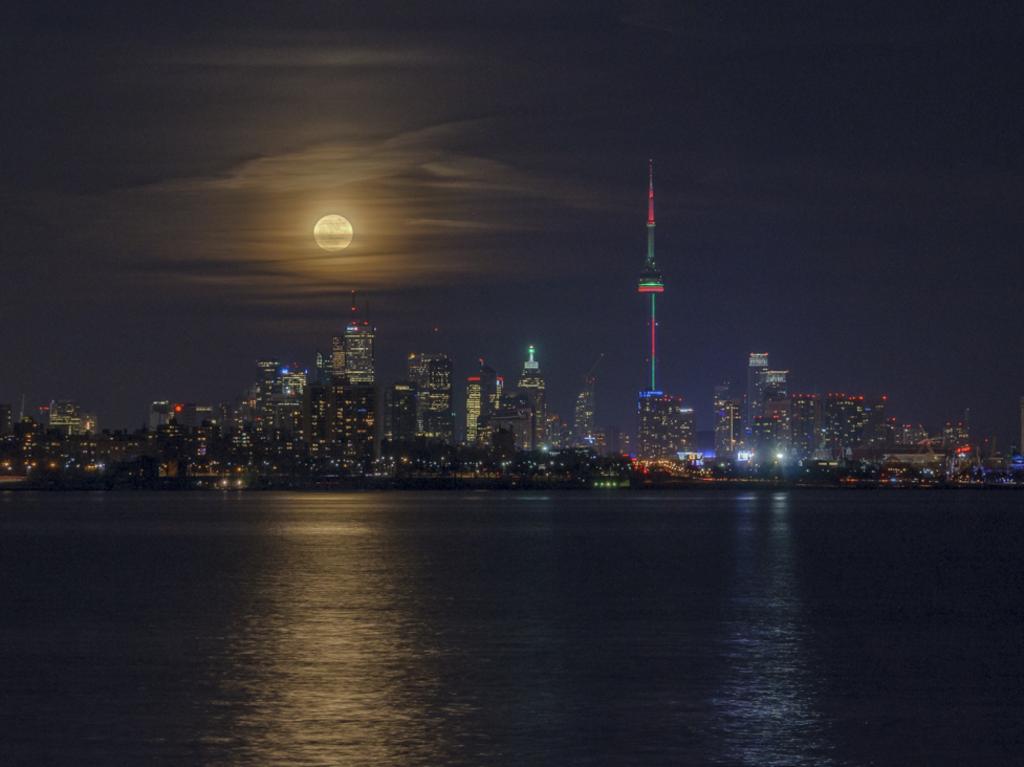 Christmas 2015 Full Moon Rise... Toronto, Canada. Picture: Andrew Yee/Insight Astronomy Photographer of the Year 2016