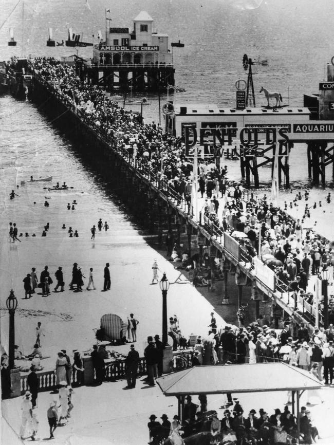 People walking out to the aquarium on the Glenelg jetty in 1936.