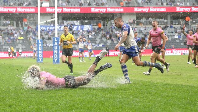 Viliame Kikau gave the Bulldogs’ defence the slip to score at Bankwest Stadium. Picture: Getty Images