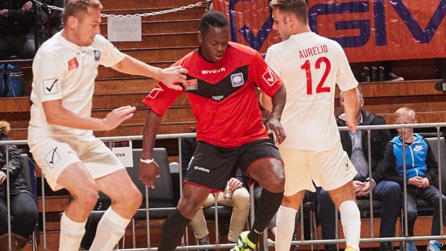 Manchester United's Louis Saha moving between Liverpool's Jan Kromkamp and Fabio Aurelio on Saturday night.