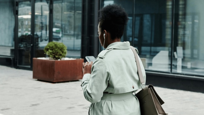 Playing music over 85 decibels for a long time over and over can gradually cause hearing loss and even neurophysiological damage that affects our sound perception. Image: Pexels